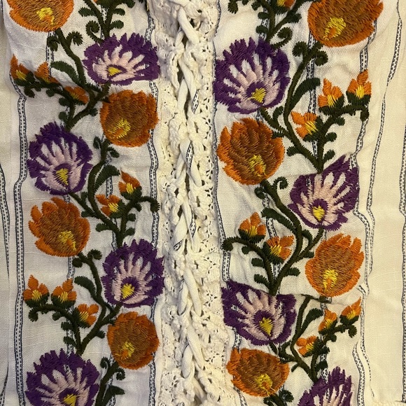 Floral embroidered gimmicks/buckle cropped tank top - Picture 3 of 7